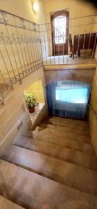 una escalera en un edificio con una maceta en Ta Majsi farmhouse with indoor heated pool, en San Lawrenz