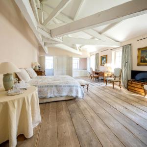 1 dormitorio grande con 1 cama y 1 mesa en Château du Tertre en Arsac