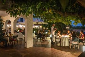 un grupo de personas sentadas en mesas en un restaurante en Hotel Restaurant Bon Retorn, en Figueres