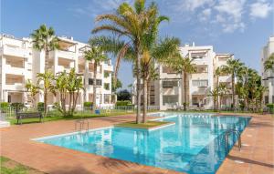 een zwembad met palmbomen en gebouwen bij Nice Apartment In Torre Pacheco With Wifi in Torre-Pacheco