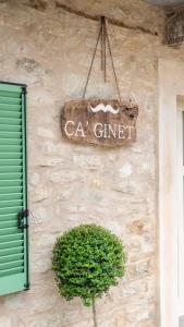 Ein Schild, auf dem steht, dass ein Rotschopf an einem Gebäude hängt. in der Unterkunft Ca' Ginet in Cravanzana
