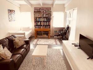 Gallery image of Hermanus 3 Bed Home King Bed with pool walk to sea in Hermanus