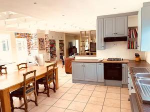Gallery image of Hermanus 3 Bed Home King Bed with pool walk to sea in Hermanus +18 photos