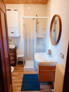 uma casa de banho com um chuveiro e um lavatório. em Delizioso appartamento a Canove di Roana em Camporovere