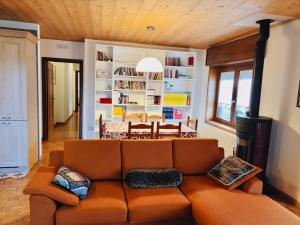 een woonkamer met een bank en een eetkamer bij Delizioso appartamento a Canove di Roana in Camporovere
