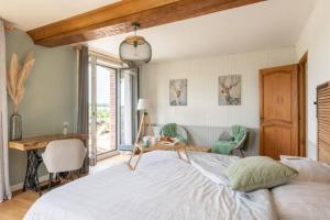um quarto com uma cama, uma secretária e uma janela em Normandy holiday cottage 'Le Papillon' em Neufchâtel-en-Bray