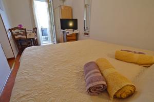 1 dormitorio con 1 cama con 2 toallas en Apartment Vivoda, en Opatija