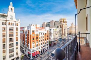 een balkon met uitzicht op een stad met gebouwen bij Smartr Madrid Gran Via 47 in Madrid