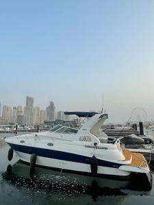 迪拜Yacht boat 2 Beds 1 Bath Dubai Eye Dubai Marina JBR的相册照片