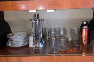 Yacht boat 2 Beds 1 Bath Dubai Eye Dubai Marina JBR的咖啡和沏茶工具