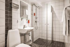 Koupelna v ubytování Comfort Hotel Linköping City + 37 fotografií