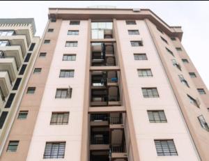 Un edificio alto con balcones a los lados. en Attic Place South B, en Nairobi