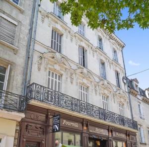 ein Gebäude mit einem Balkon auf der Seite in der Unterkunft Appartement de 2 chambres avec vue sur la ville et wifi a Saumur in Saumur