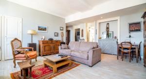 ein Wohnzimmer mit einem Sofa und einem Tisch in der Unterkunft Appartement de 2 chambres avec vue sur la ville et wifi a Saumur in Saumur