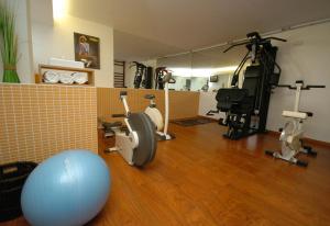 uma sala com um ginásio com equipamento de exercício em Hotel Apartamento Porto Covo em Porto Covo