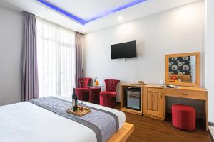 Televiisor ja/või meelelahutuskeskus majutusasutuses Dalat Wind Hotel