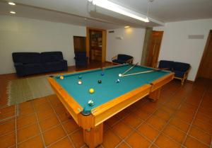 Бильярд в Hotel Apartamento Porto Covo