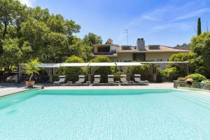 Bazén v ubytování La Vittoria Sicilian Villa nebo v jeho okolí