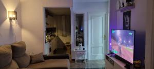 Televízia a/alebo spoločenská miestnosť v ubytovaní Apartamenty Deluxe - Los Naufragos -Torrevieja Costa Blanca