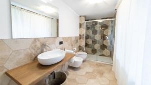 ein Bad mit einem Waschbecken und einem WC in der Unterkunft Ca' Ginet in Cravanzana