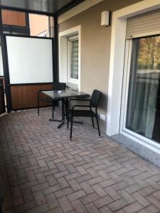 a patio with a table and chairs and a screen at Gästewohnung 1 in Oschersleben