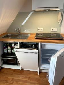 a kitchen with a sink and a stove top oven at super zentral begehrte Wohnlage Parkplatz vor Haus in Nuremberg