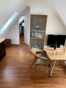 a room with a desk with a computer and a chair at super zentral begehrte Wohnlage Parkplatz vor Haus in Nuremberg