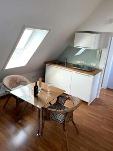 cocina con mesa y sillas en una habitación en super zentral begehrte Wohnlage Parkplatz vor Haus en Núremberg
