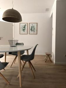 una sala da pranzo con tavolo e sedie di Recreatiedomein Warredal - The Lodge a Neeroeteren