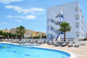 Bazén v ubytování Hotel Apartamentos Vibra San Marino nebo v jeho okolí