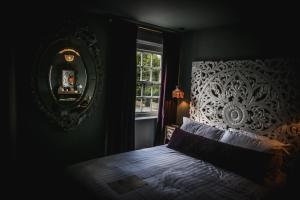 เตียงในห้องที่ Le Petit Chateau & William de Percy