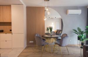 jadalnia ze stołem i krzesłami w obiekcie ApartView Plażowa Residence Szczyrk by Rent like home w Szczyrku +37 zdjęć