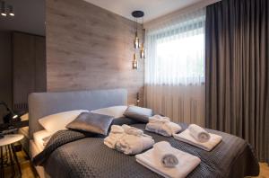 Łóżko lub łóżka w pokoju w obiekcie ApartView Plażowa Residence Szczyrk by Rent like home