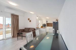 ein Esszimmer und ein Wohnzimmer mit einem Glastisch und Stühlen in der Unterkunft Casa della Cava in Trogir