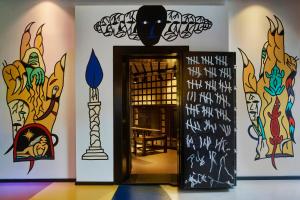 Zimmer mit einer Tür mit Graffiti an der Wand in der Unterkunft Generator Stockholm in Stockholm