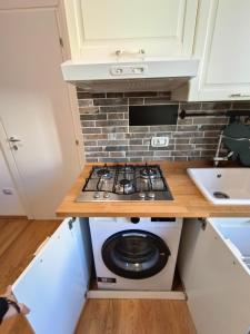 A kitchen or kitchenette at Amio Apartment - next to M5 Ca Granda