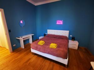 Un dormitorio con una cama con toallas amarillas. en Amio Apartment - next to M5 Ca Granda, en Milán