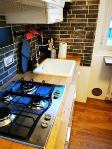 A kitchen or kitchenette at Amio Apartment - next to M5 Ca Granda