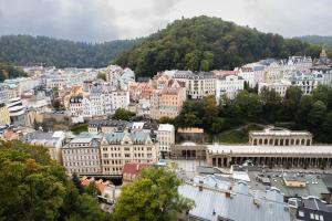 a view of a city with buildings and trees at Rezidence Vyhlídka in Karlovy Vary