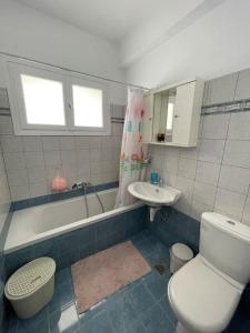 een badkamer met een toilet en een wastafel bij MARIA ROOM 1 in Kokkari