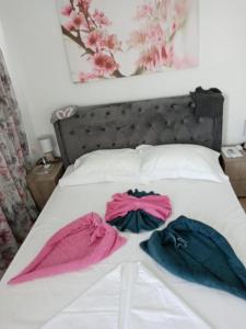 Een bed of bedden in een kamer bij MARIA ROOM 1