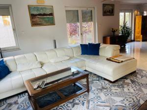 Posedenie v ubytovaní RoseHill Garden Family Villa with a Great Budapest View
