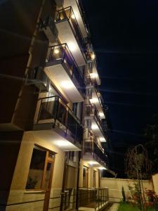 um edifício com luzes de lado à noite em Hotel Leda em Sófia