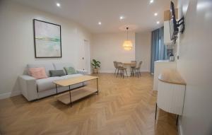 Televízia a/alebo spoločenská miestnosť v ubytovaní OIKOS APARTAMENTOS TURÍSTICOS