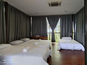 4 Simple Minimalistic Rooms at Sunset Lodge - Eco Valley Retreat 객실 침대