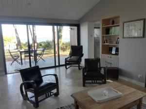 Posezení v ubytování Villa Ile de Re avec acces mer du jardin + 26 fotografií