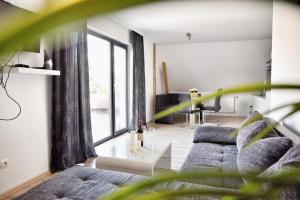 MönkebudeにあるOstseeferienhaus oberes Apartmentのリビングルーム(ソファ、テーブル付)