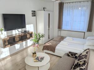 salon z łóżkiem i kanapą w obiekcie Apartament Rynek 40m2 Wrocław Stare Miasto we Wrocławiu