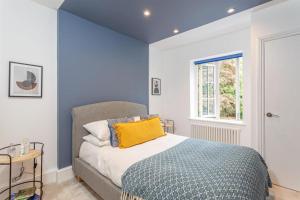 מיטה או מיטות בחדר ב-Stylish Home - Wentworth, Sunningdale Golf Club
