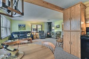 een woonkamer met een tafel en een bank bij Charming Gladwin Family Cottage - Indian Lake in Gladwin